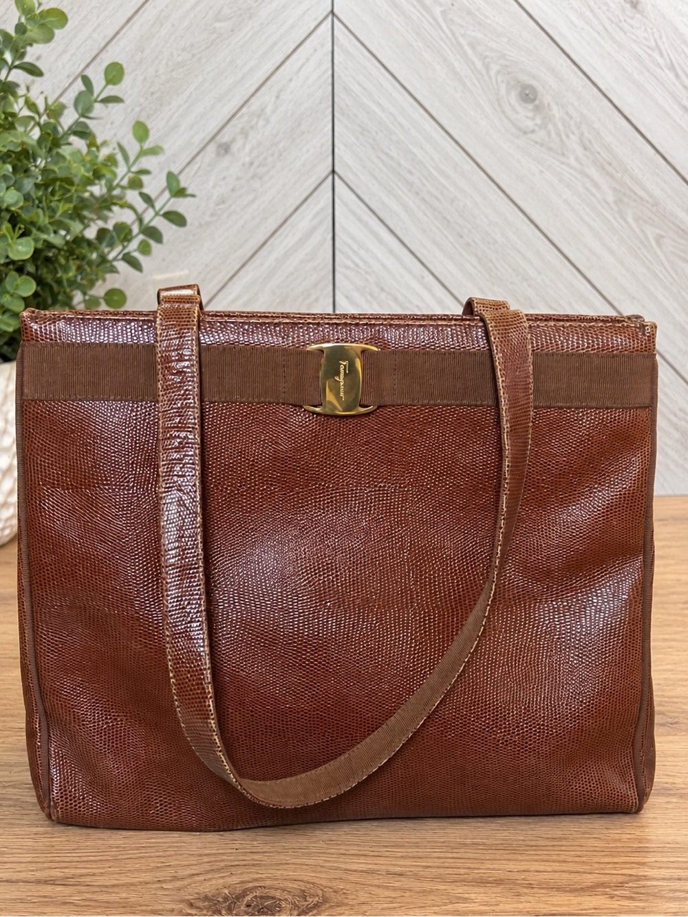 SALVATORE FERRAGAMO Vintage Brown Lizard Embossed Leather Vara Bow Tote 21 2530